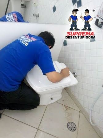 Desentupimento de vaso sanitário em banheiro residencial em Hortolândia
