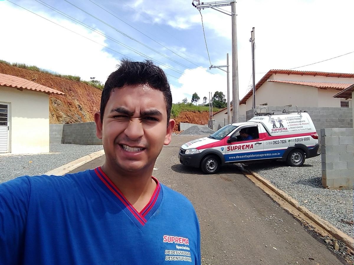 Equipe da Suprema Desentupidora com veículo adesivado em atendimento em Hortolândia