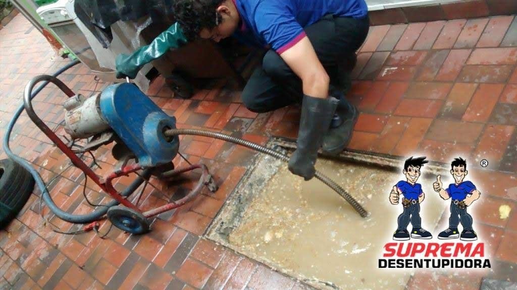 Limpeza de caixa de gordura em Hortolândia realizada por técnico da Suprema Desentupidora