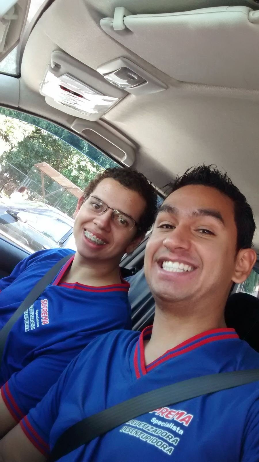 Dois técnicos uniformizados da Suprema a caminho de um desentupimento em Hortolândia