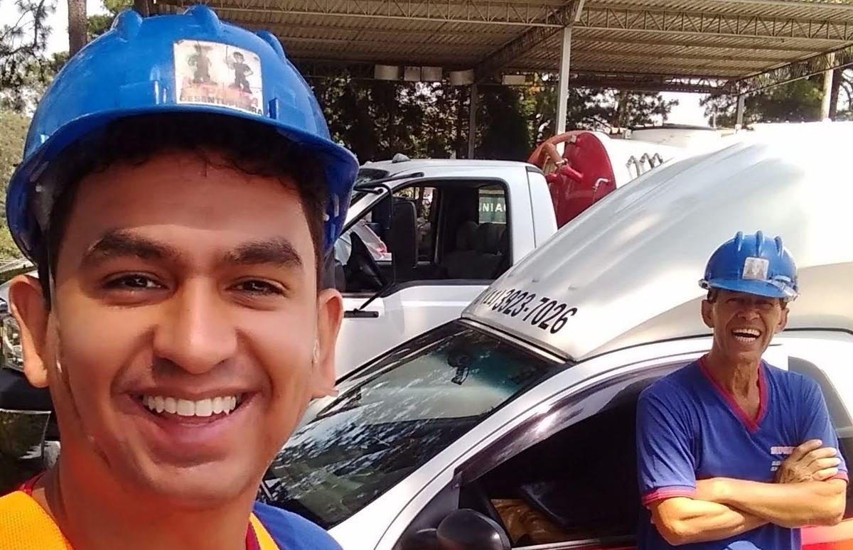 Técnicos da Suprema Desentupidora com caminhão limpa fossa em atendimento em Hortolândia