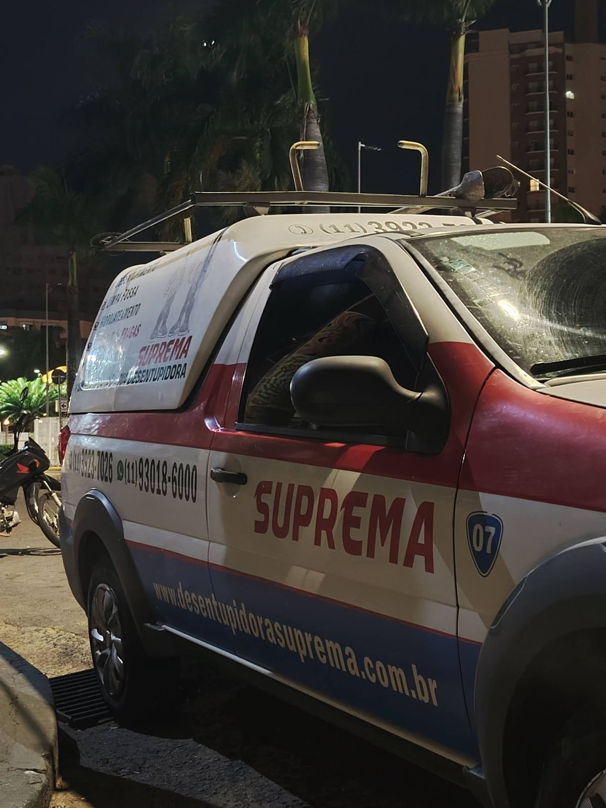 Veículo da Suprema Desentupidora em atendimento noturno 24 horas em Hortolândia