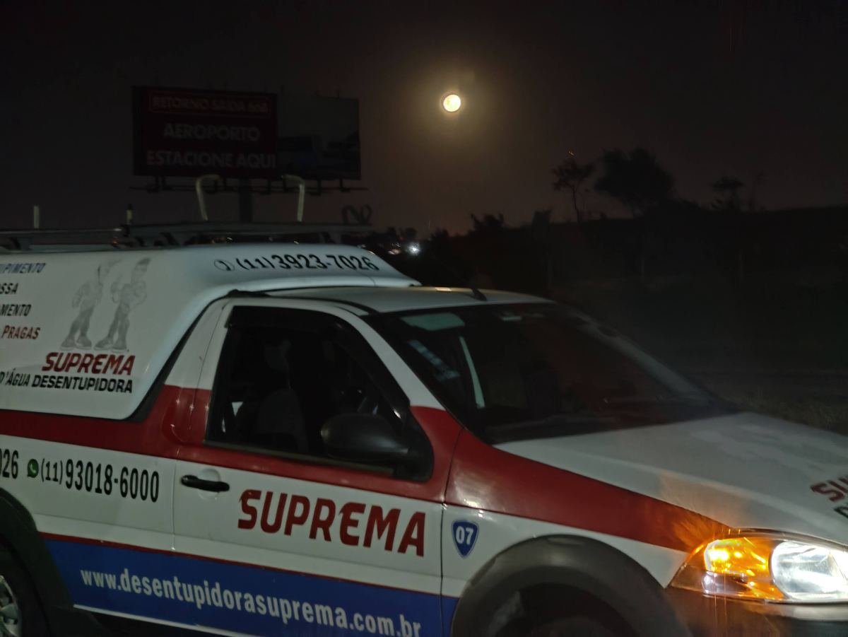 Carro de plantão da Suprema Desentupidora atendendo emergência em Hortolândia